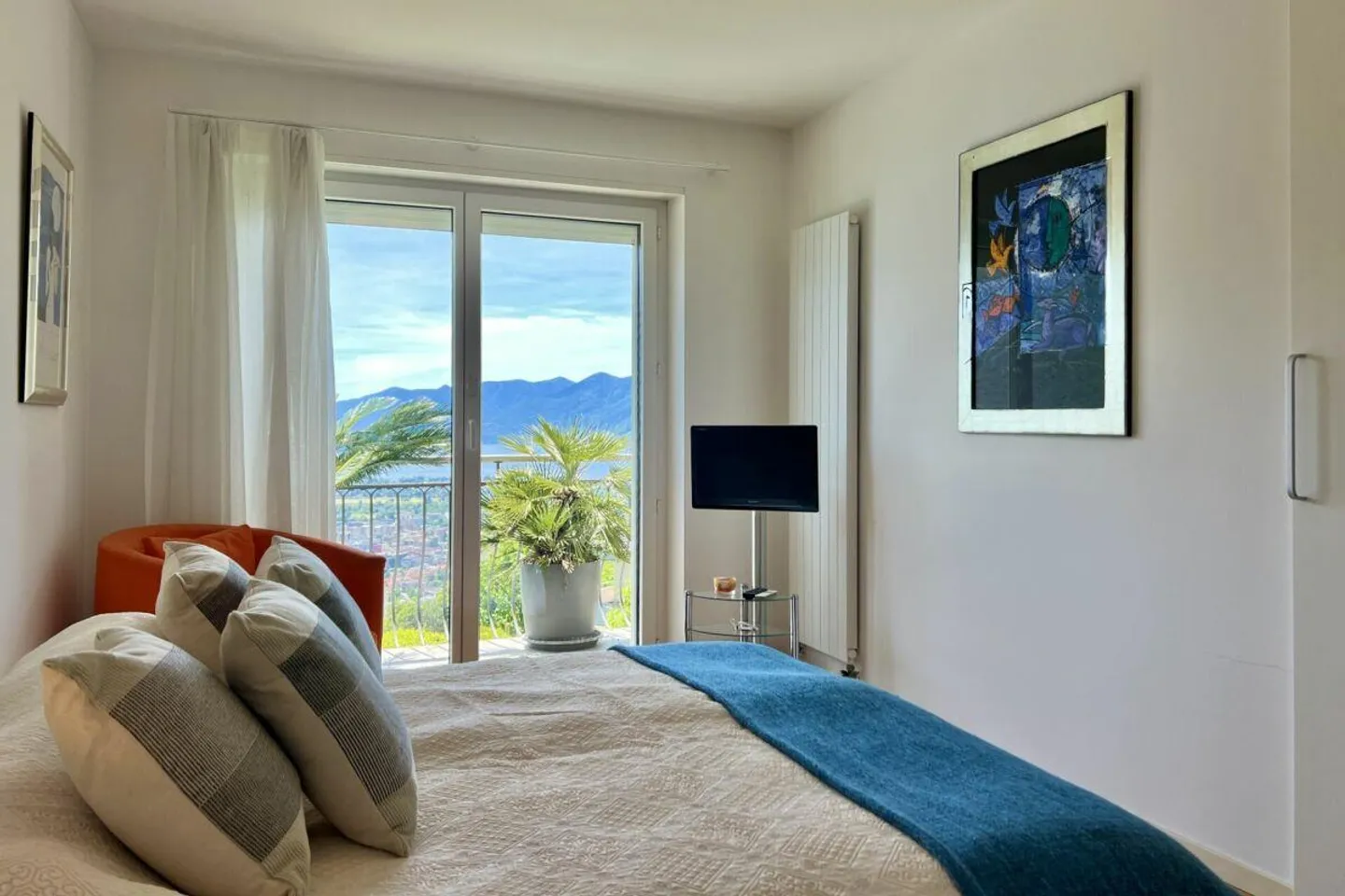 TOP LOCATION with 180° lake view - Exclusive apartment with separate guest area and communal pool - Photo 15 of 30