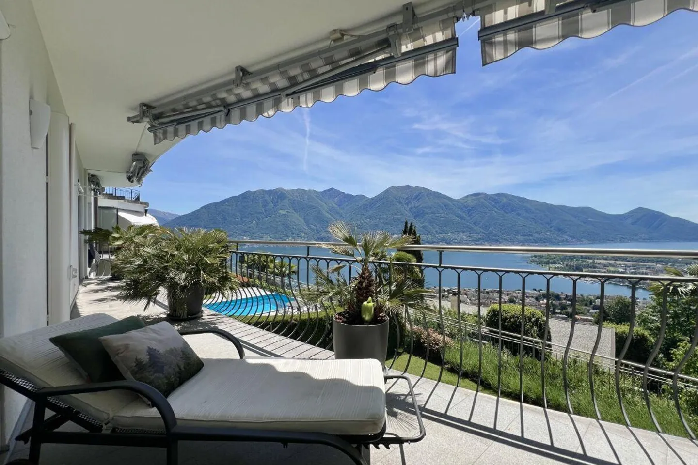 TOP LOCATION with 180° lake view - Exclusive apartment with separate guest area and communal pool - Photo 16 of 30
