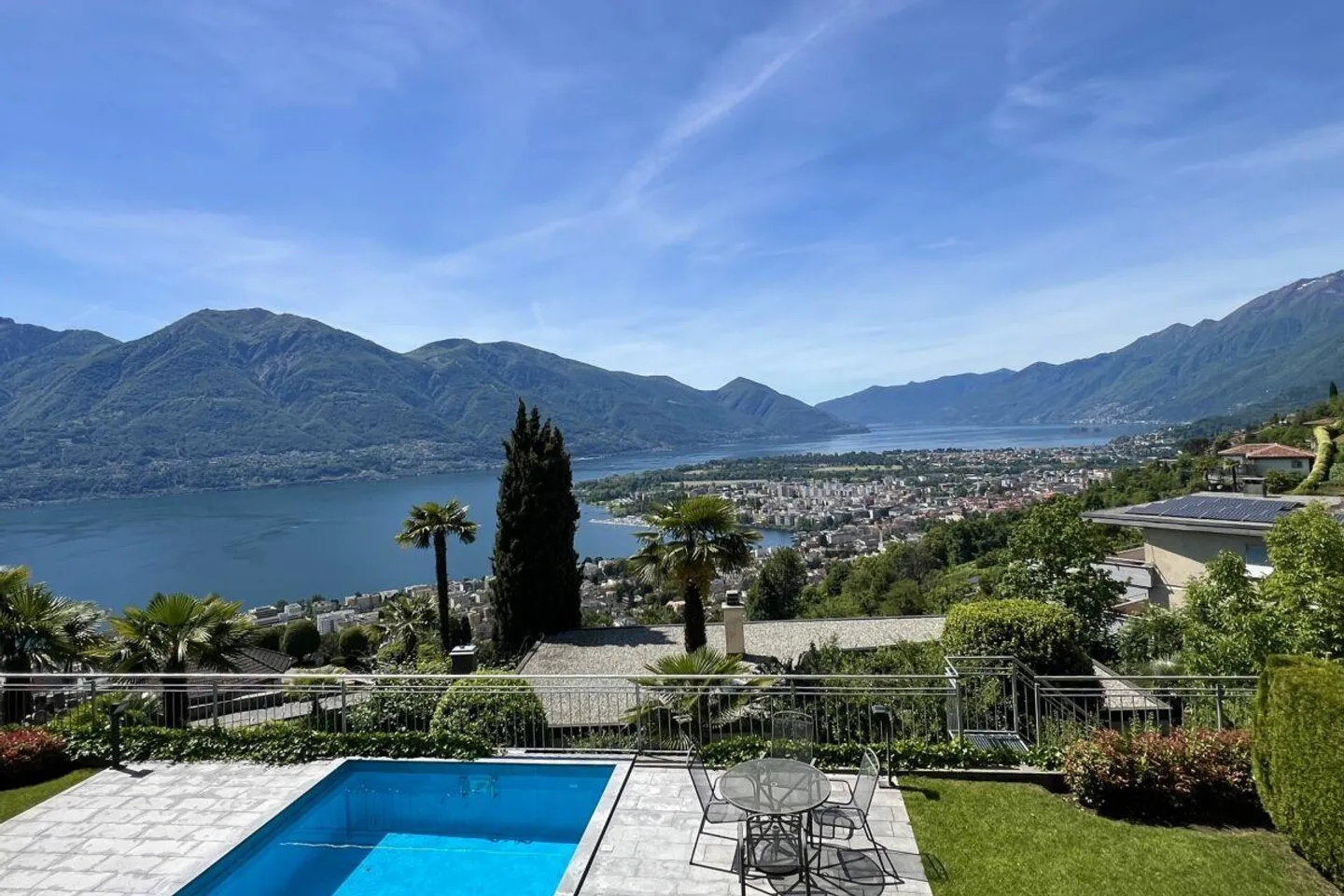 TOP LOCATION with 180° lake view - Exclusive apartment with separate guest area and communal pool - Photo 17 of 30