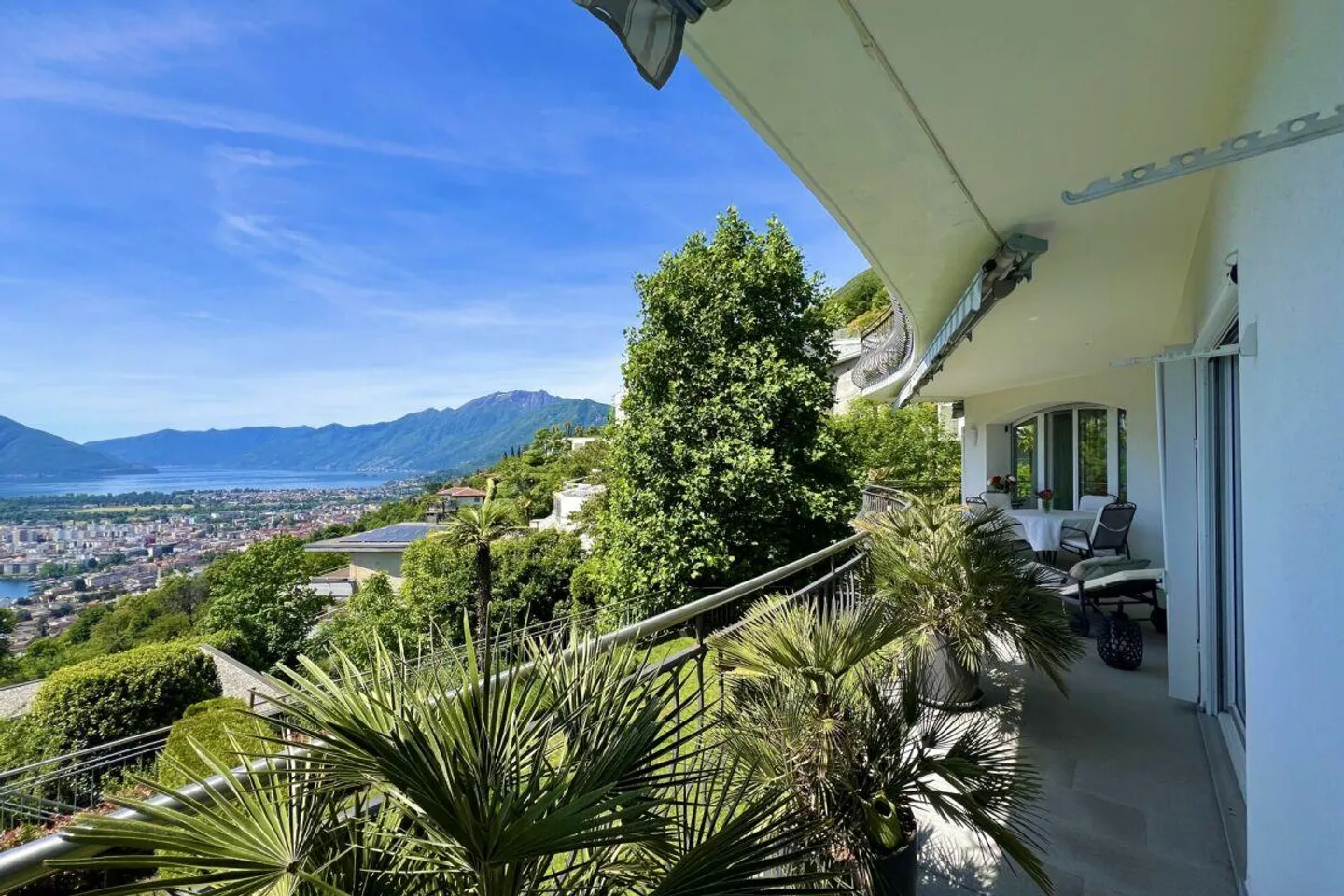 TOP LOCATION with 180° lake view - Exclusive apartment with separate guest area and communal pool - Photo 22 of 30