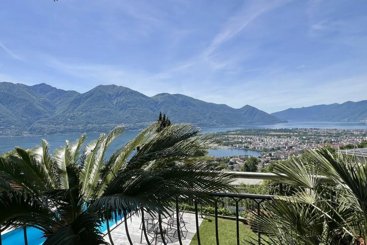 TOP LOCATION with 180° lake view - Exclusive apartment with separate guest area and communal pool - Photo 23 of 30