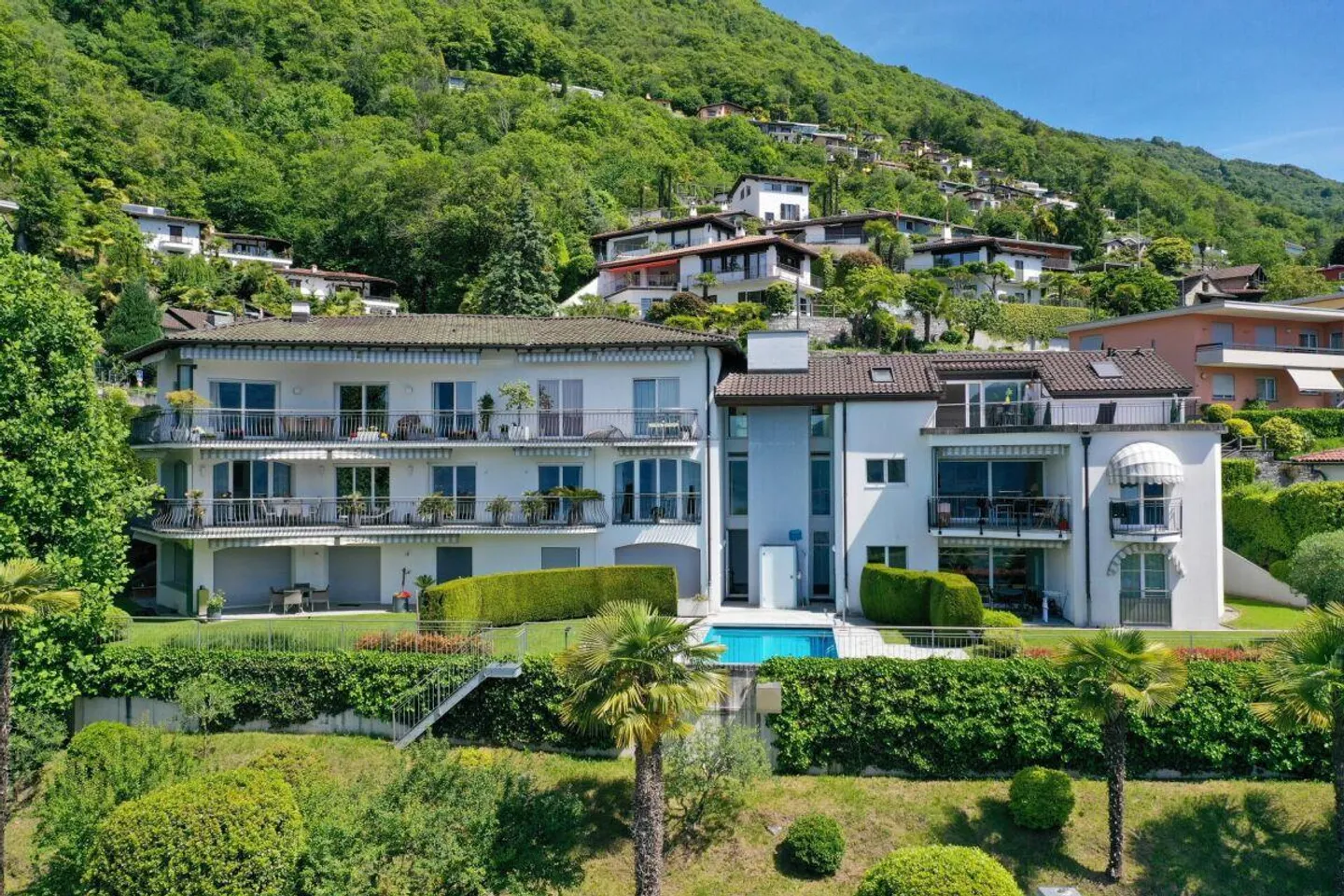 TOP LOCATION with 180° lake view - Exclusive apartment with separate guest area and communal pool - Photo 25 of 30