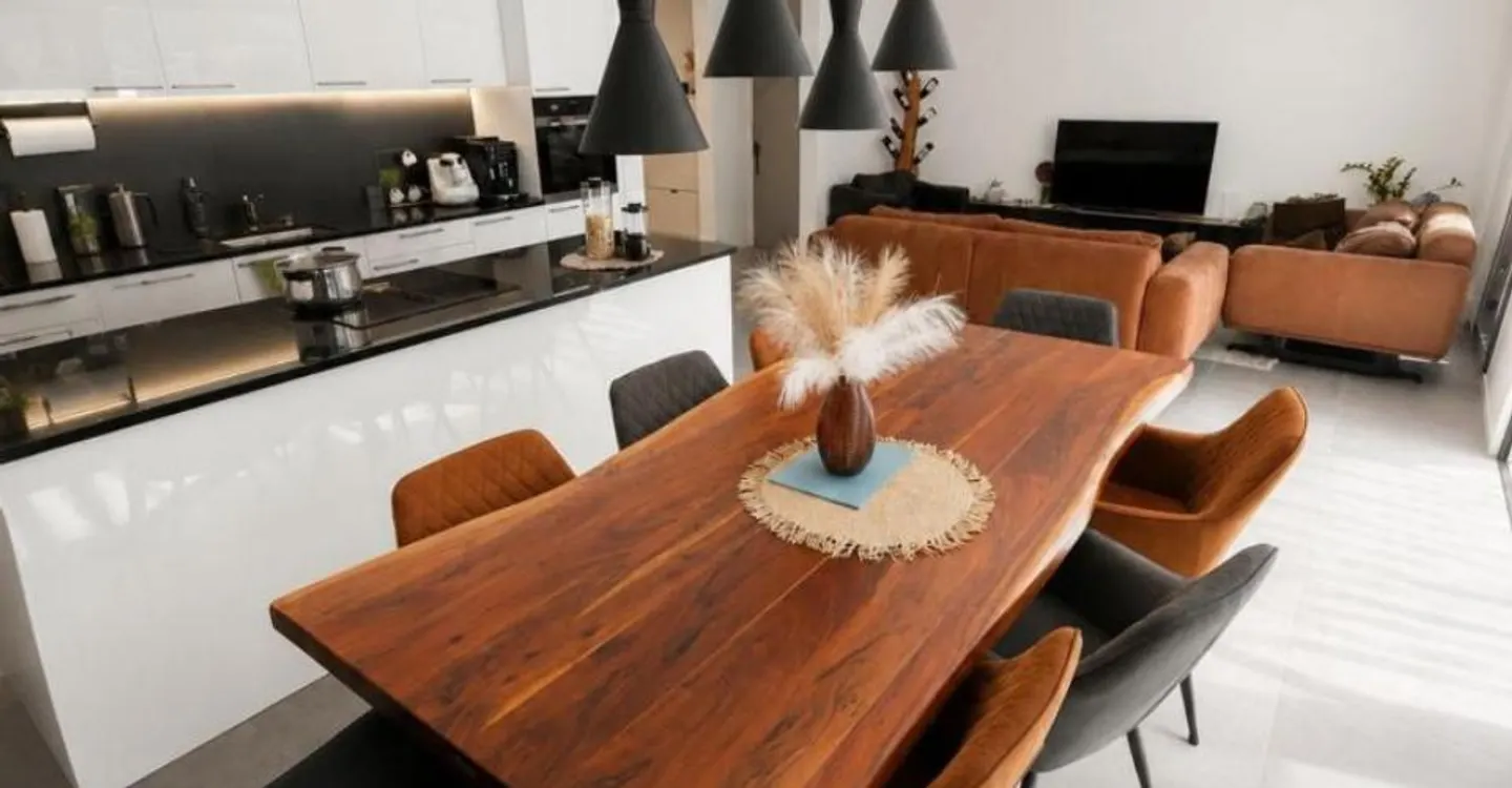 Stunning contemporary semi-detached house - Photo 4 of 10