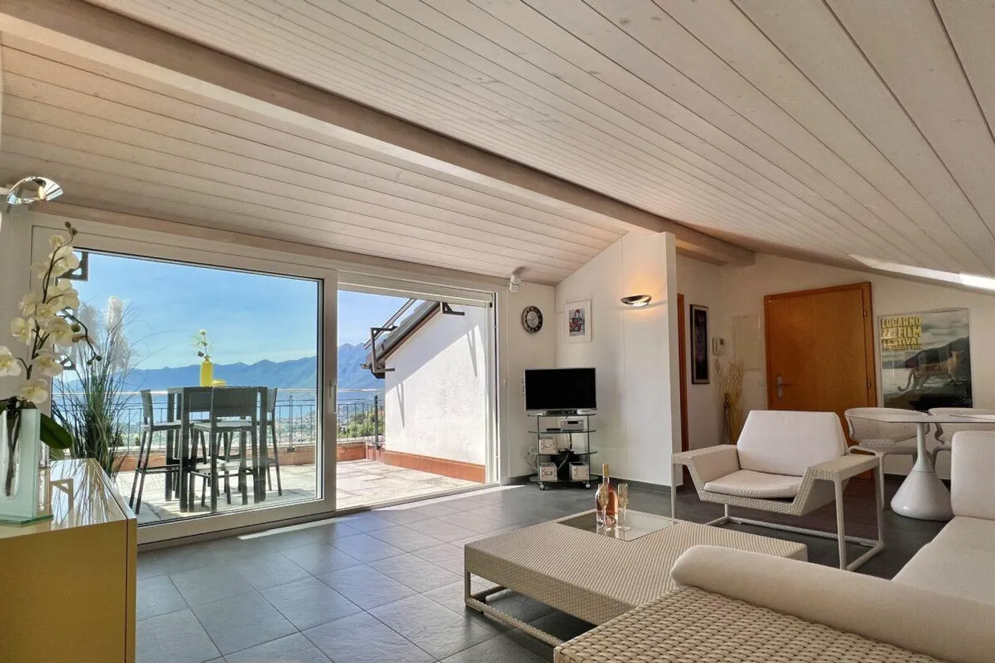TOP LOCATION with 180° lake view - Exclusive apartment with separate guest area and communal pool - Photo 27 of 30