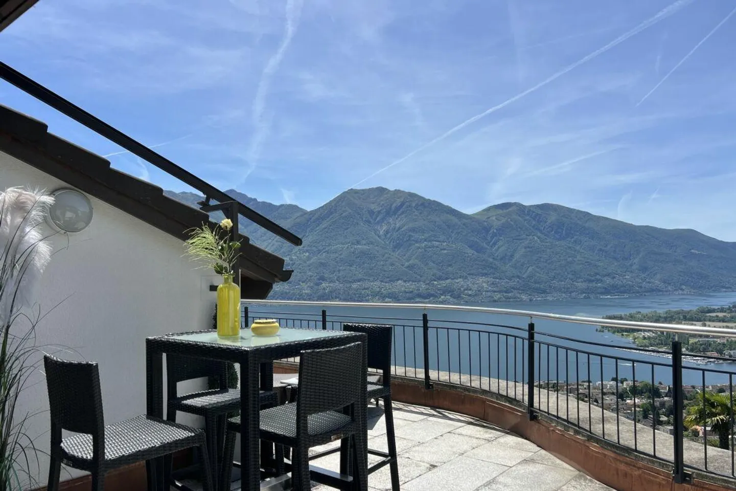 TOP LOCATION with 180° lake view - Exclusive apartment with separate guest area and communal pool - Photo 28 of 30