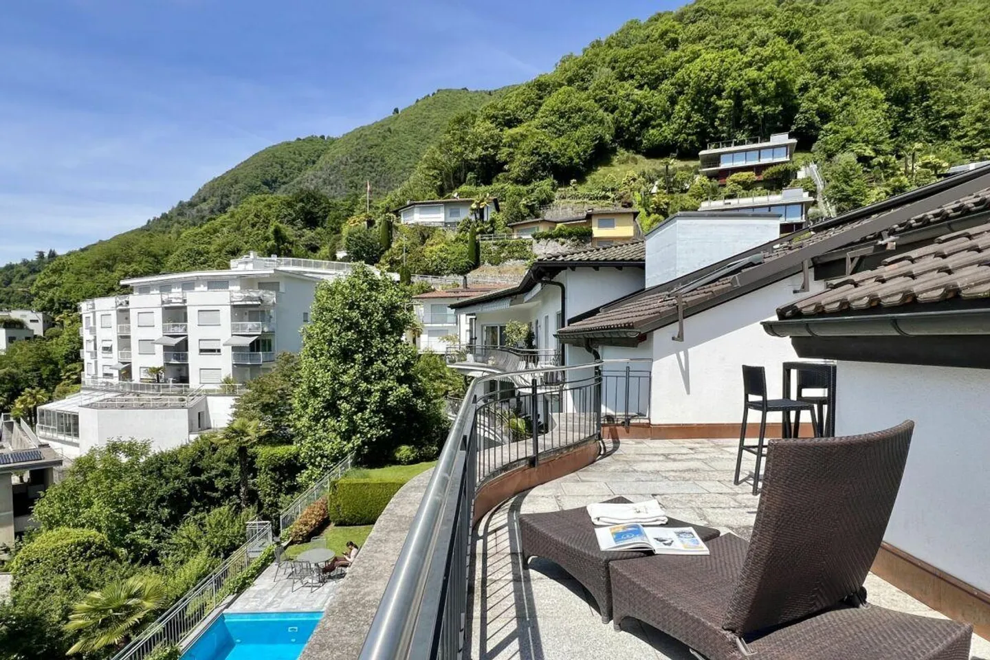 TOP LOCATION with 180° lake view - Exclusive apartment with separate guest area and communal pool - Photo 29 of 30