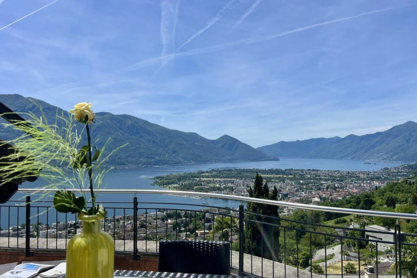 TOP LOCATION with 180° lake view - Exclusive apartment with separate guest area and communal pool - Photo 30 of 30