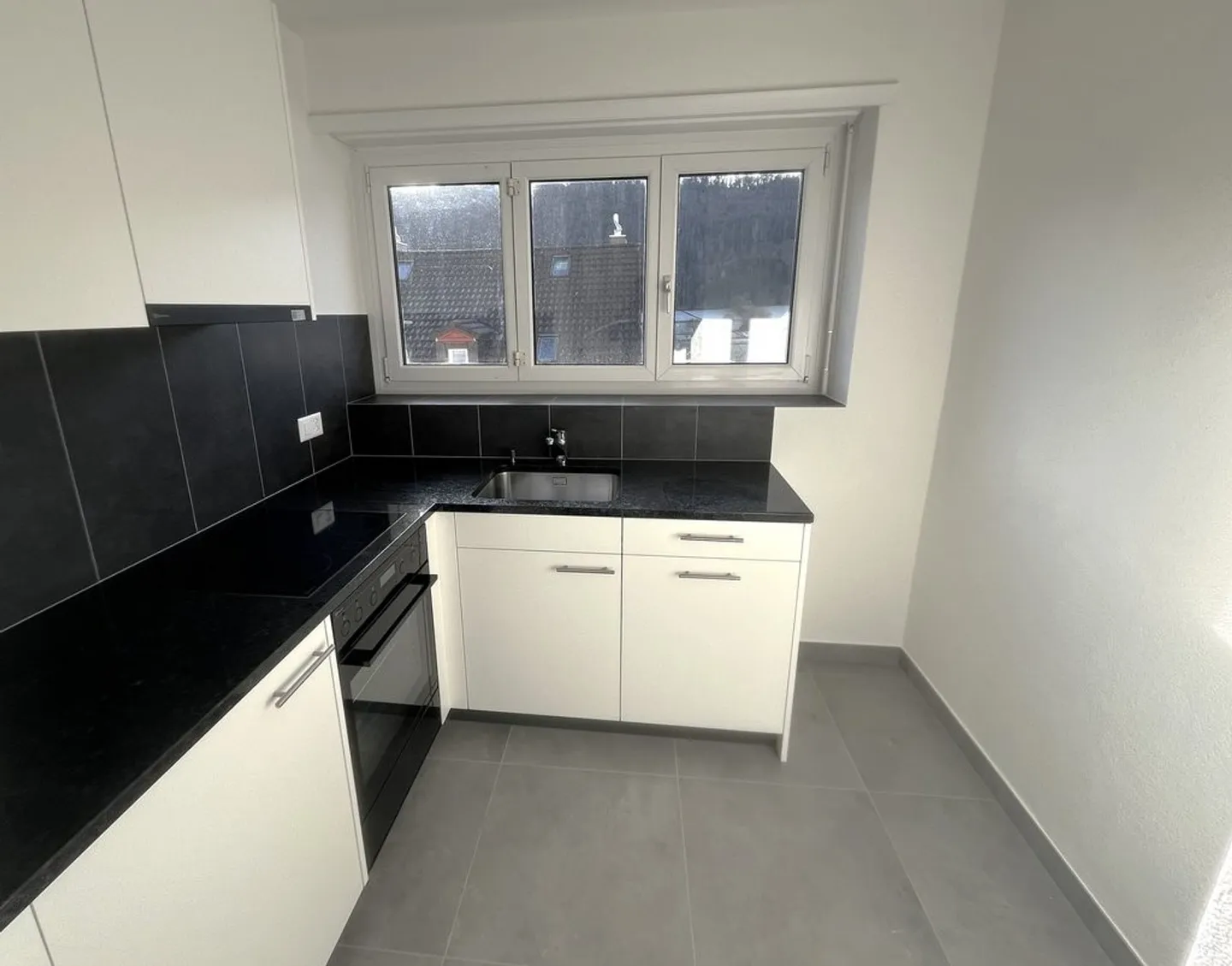 1,5 Zimmer komplett renoviert - Foto 2 von 4