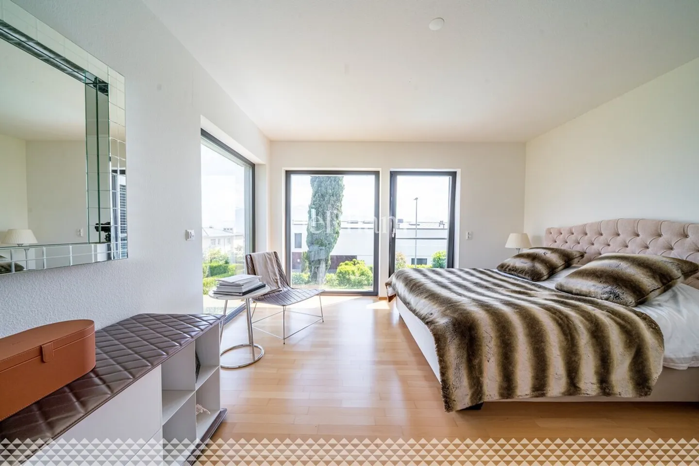 Contemporary luxury villa with pool and lake view! - Photo 5 of 12