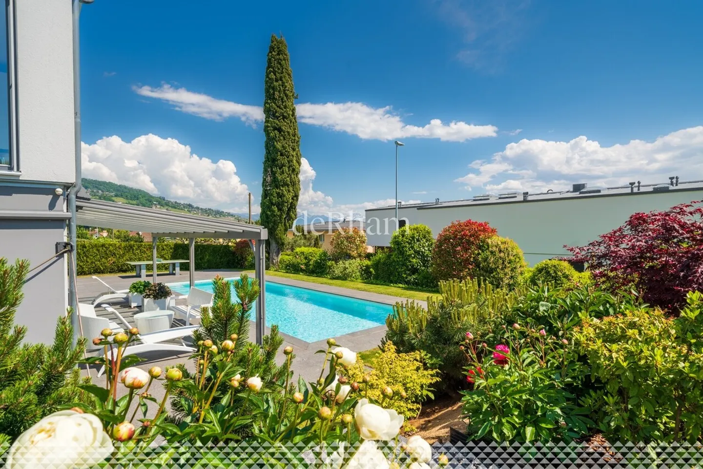 Contemporary luxury villa with pool and lake view! - Photo 9 of 12