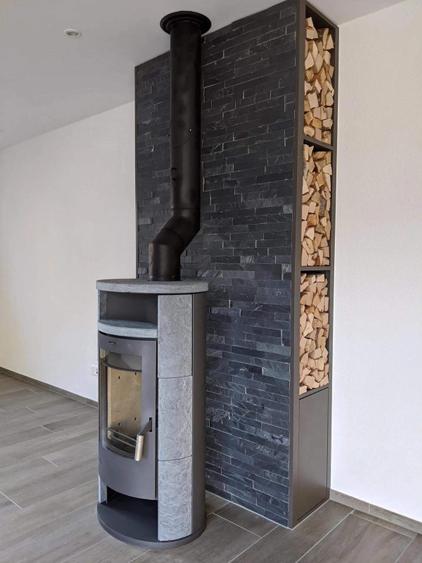 5.5 Room Attic Apartment with Large Balcony and View into the Green - Photo 6 of 25