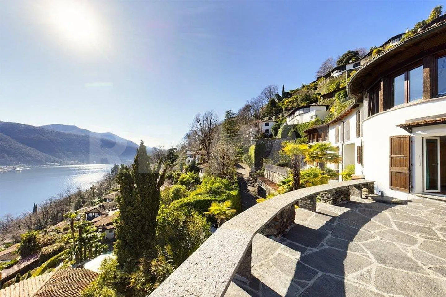 Affascinante villa con una magnifica vista sul lago - Foto 1 di 13