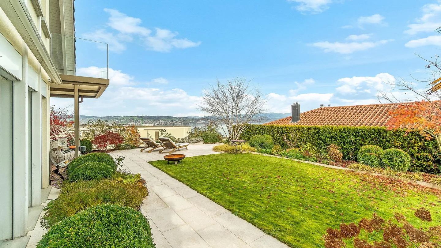 Sunny Paradise with Lake View - Photo 3 of 4