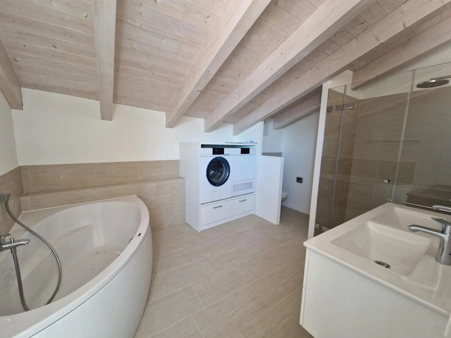 Appartamento attico di 2 ½ locali con vista lago | 2½-Zimmer-Dachgeschosswohnung mit Seeblick - Foto 2 di 4