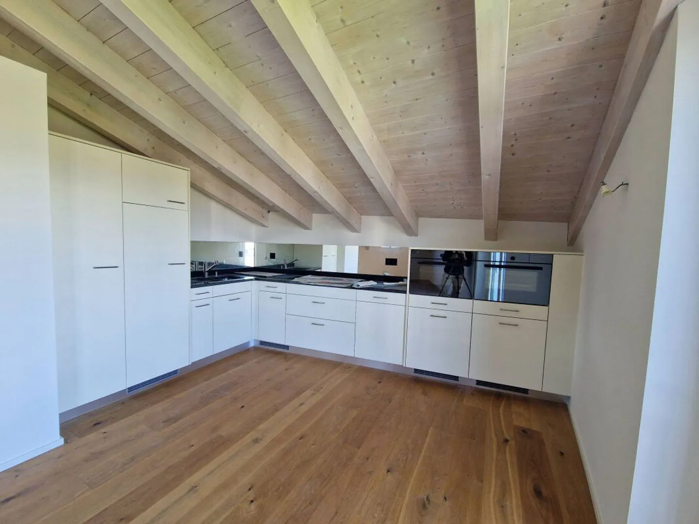 Appartamento attico di 2 ½ locali con vista lago | 2½-Zimmer-Dachgeschosswohnung mit Seeblick - Foto 3 di 4