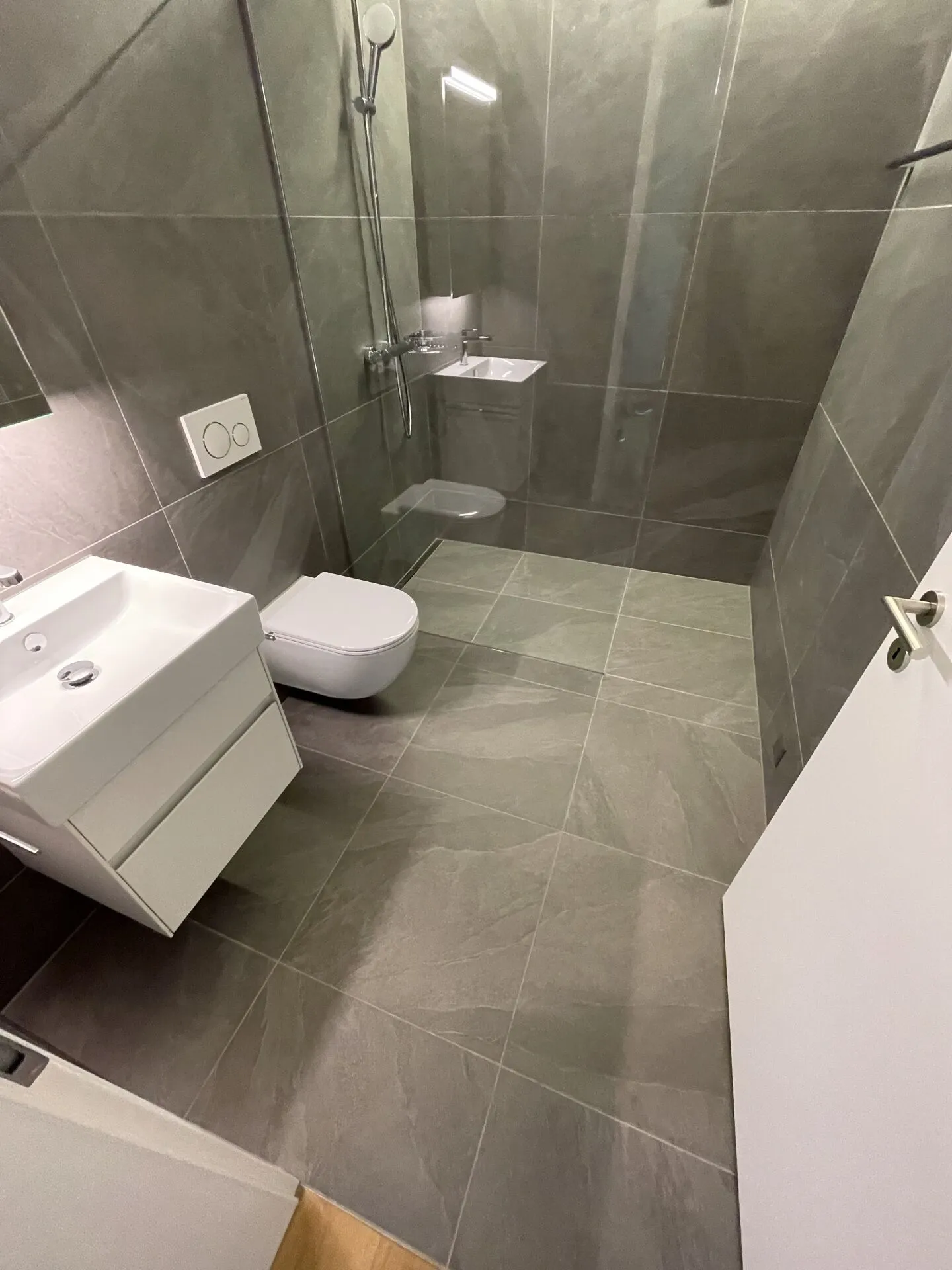 Modern 2.5-room apartment in new building with balcony and beautiful view - Photo 6 of 8