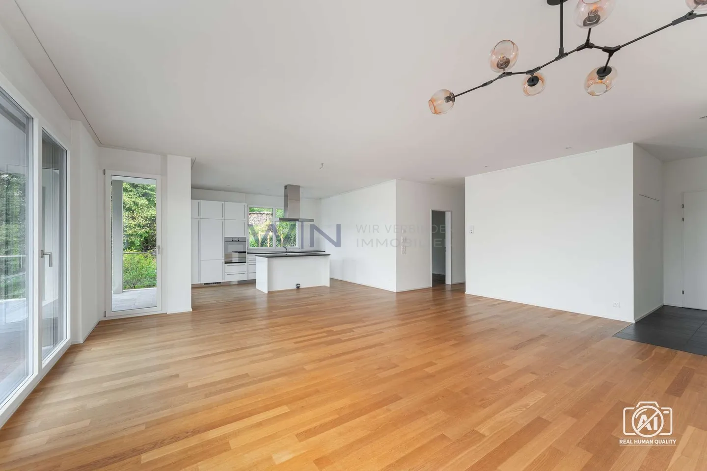 Elegant Apartment with Lake View - Photo 4 of 13