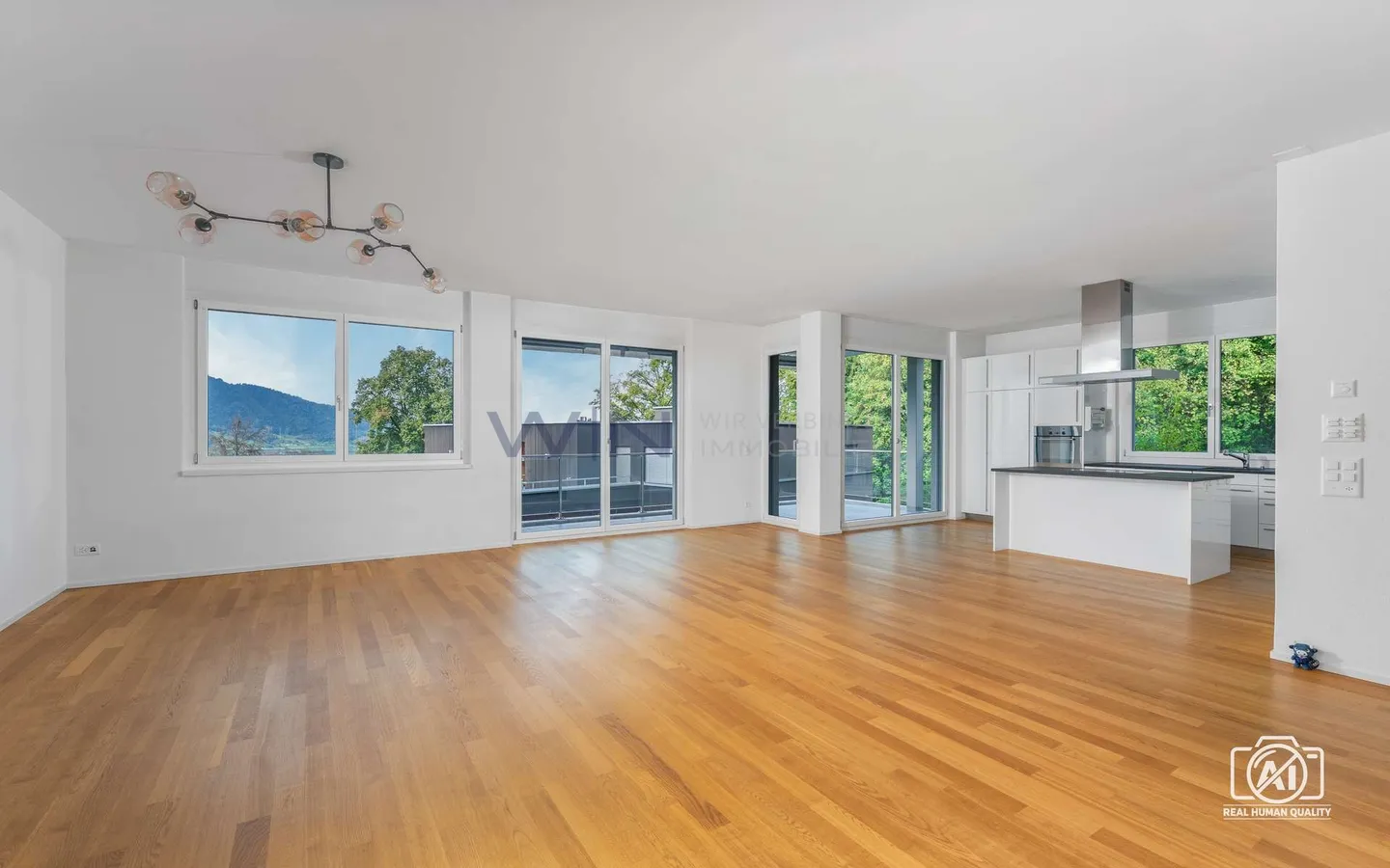 Elegant Apartment with Lake View - Photo 5 of 13