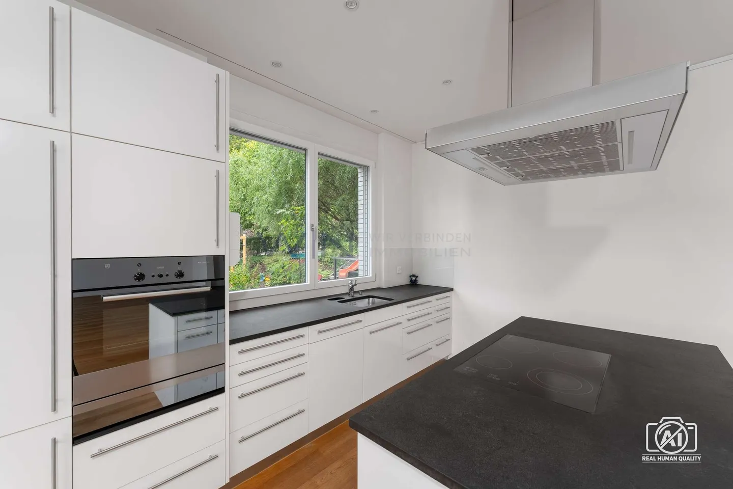 Elegant Apartment with Lake View - Photo 9 of 13