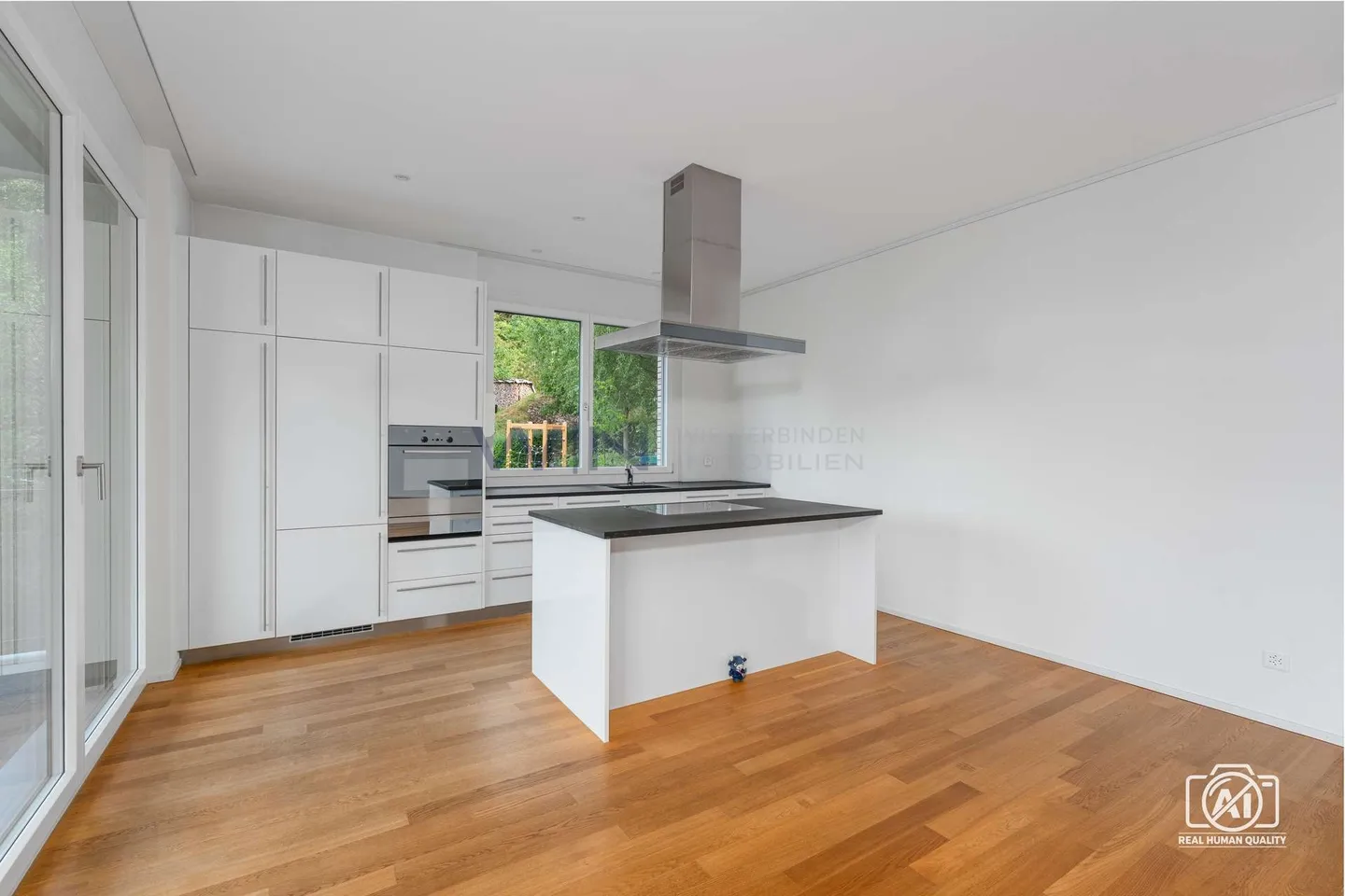 Elegant Apartment with Lake View - Photo 10 of 13