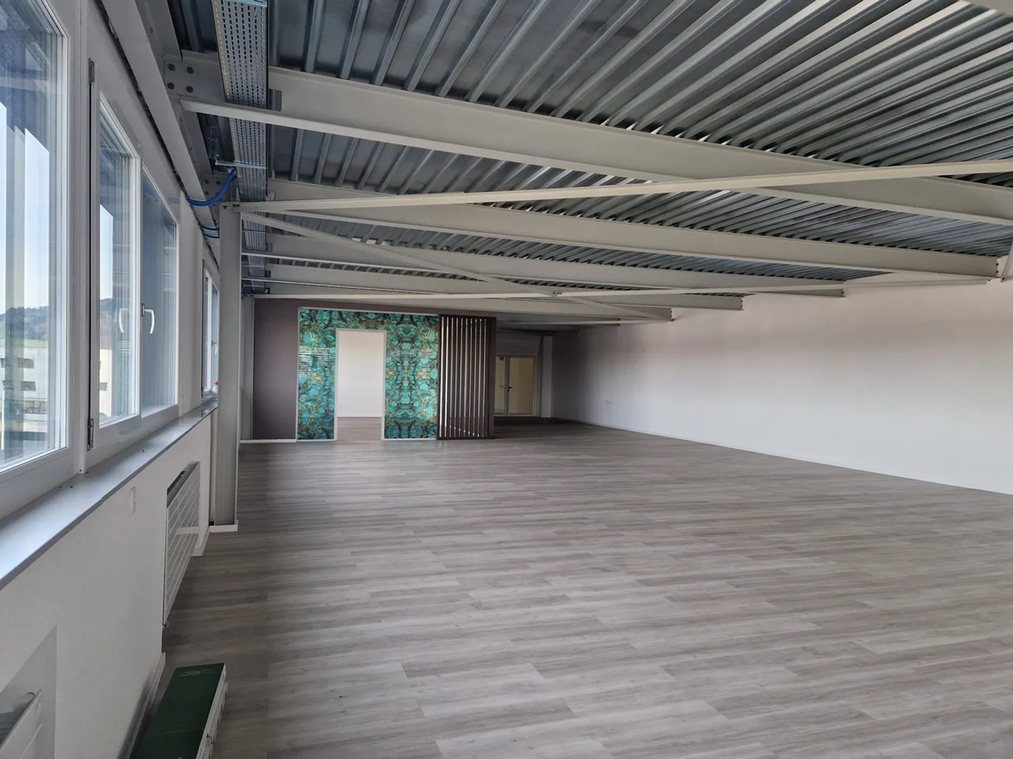 Surface de bureau lumineuse d'env. 220 m2 au 2ème étage aménagée - Photo 6 sur 20