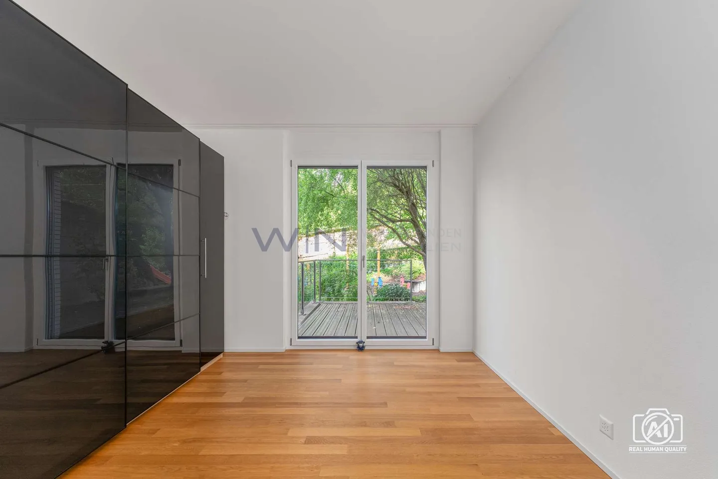Elegant Apartment with Lake View - Photo 8 of 13