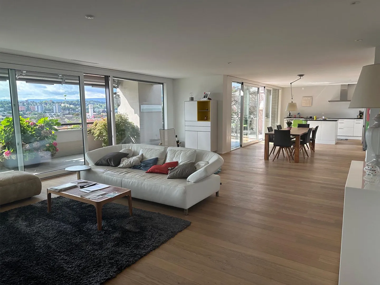 Neuwertige 3.5-Zimmer-Attikawohnung (157 m2) mit traumhafter Aussicht - Foto 2 von 10