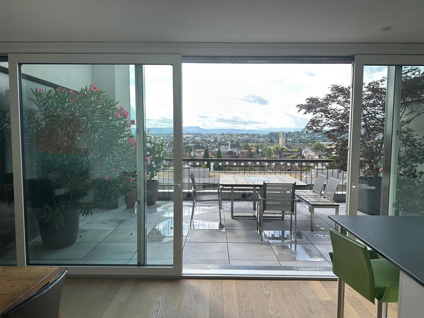 Neuwertige 3.5-Zimmer-Attikawohnung (157 m2) mit traumhafter Aussicht - Foto 3 von 10