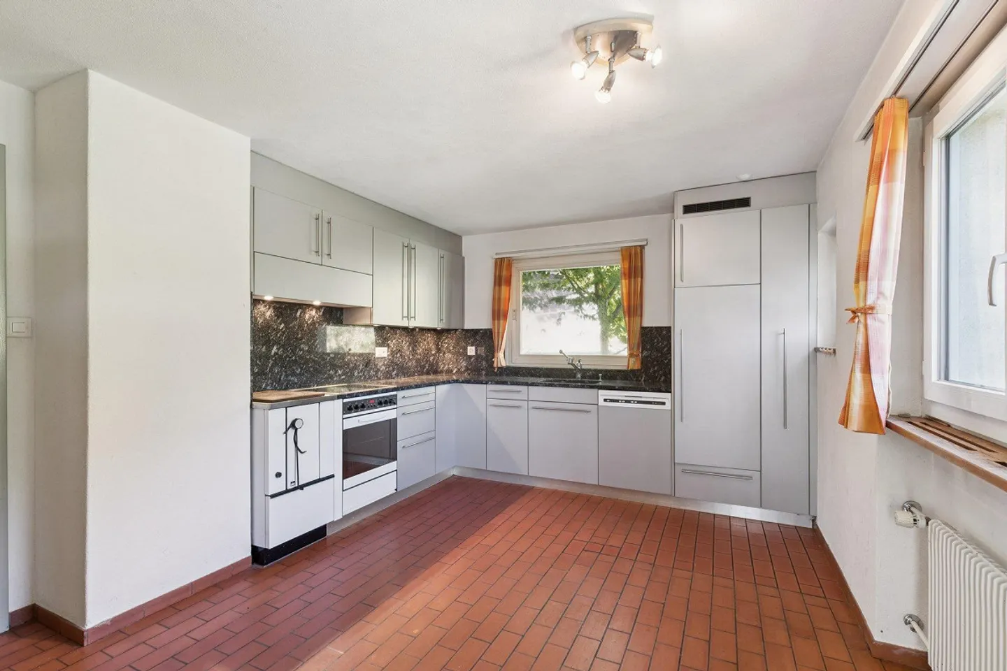 Zweifamilienhaus mit Modernisierungspotenzial - Foto 2 von 4