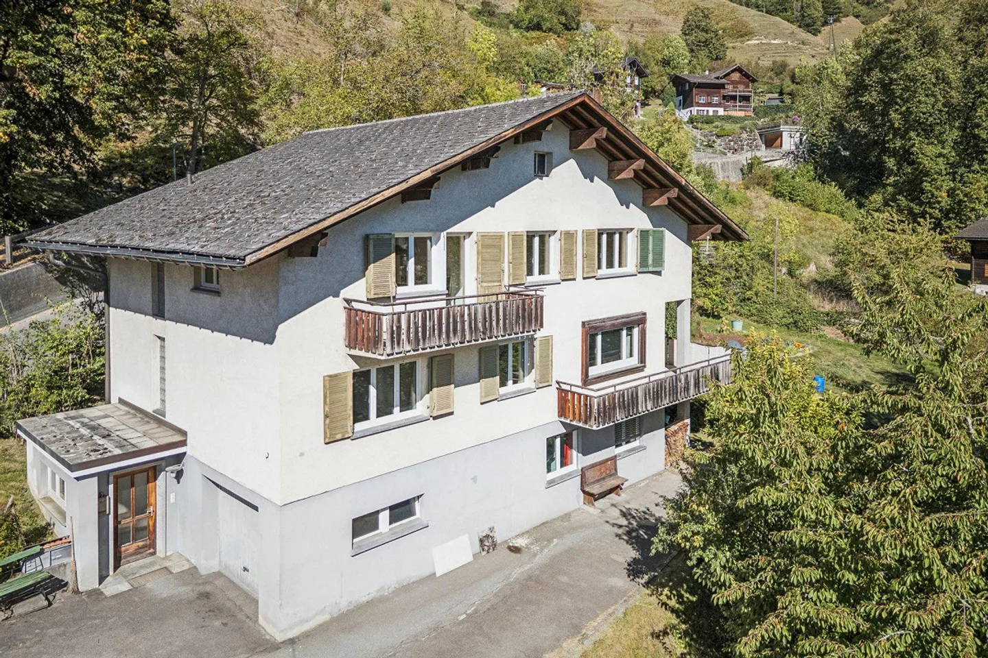 Zweifamilienhaus mit Modernisierungspotenzial - Foto 1 von 4