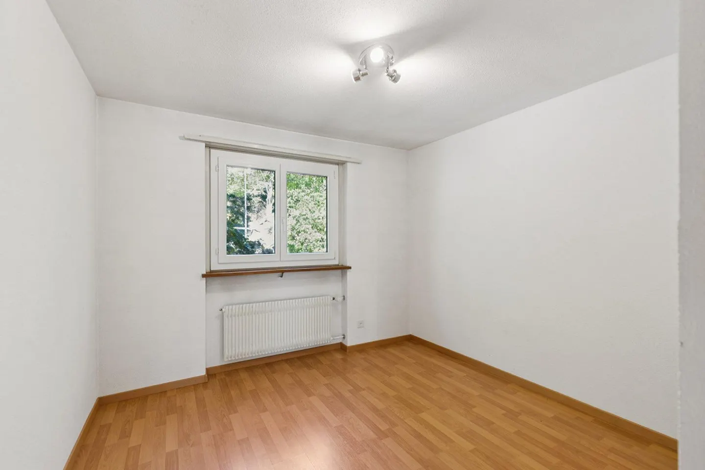Zweifamilienhaus mit Modernisierungspotenzial - Foto 3 von 4