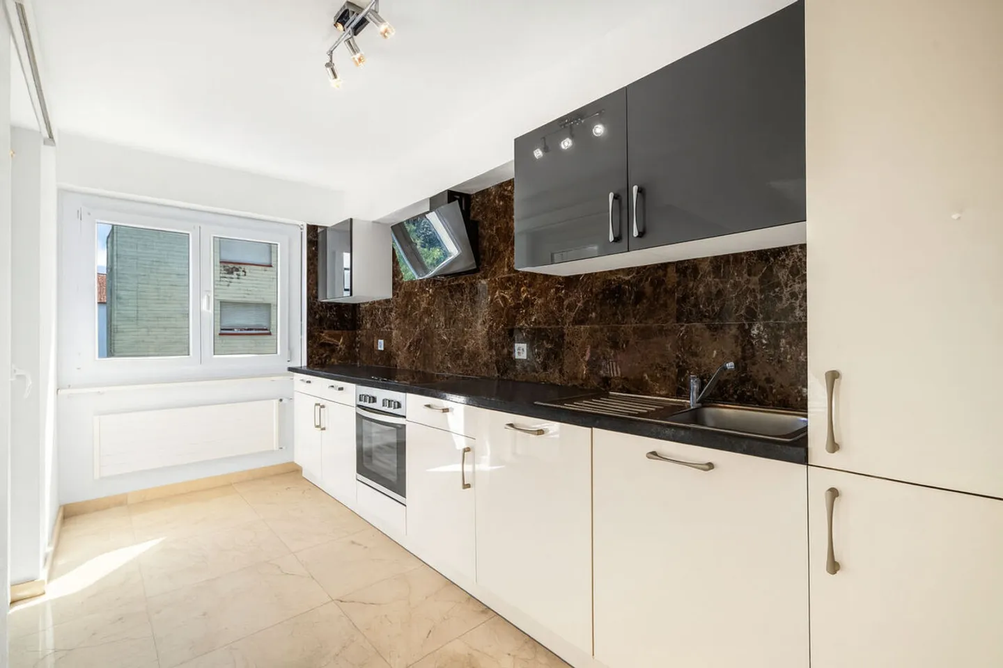 Appartamento di 4,5 stanze con balcone completamente ristrutturato. - Foto 2 di 10