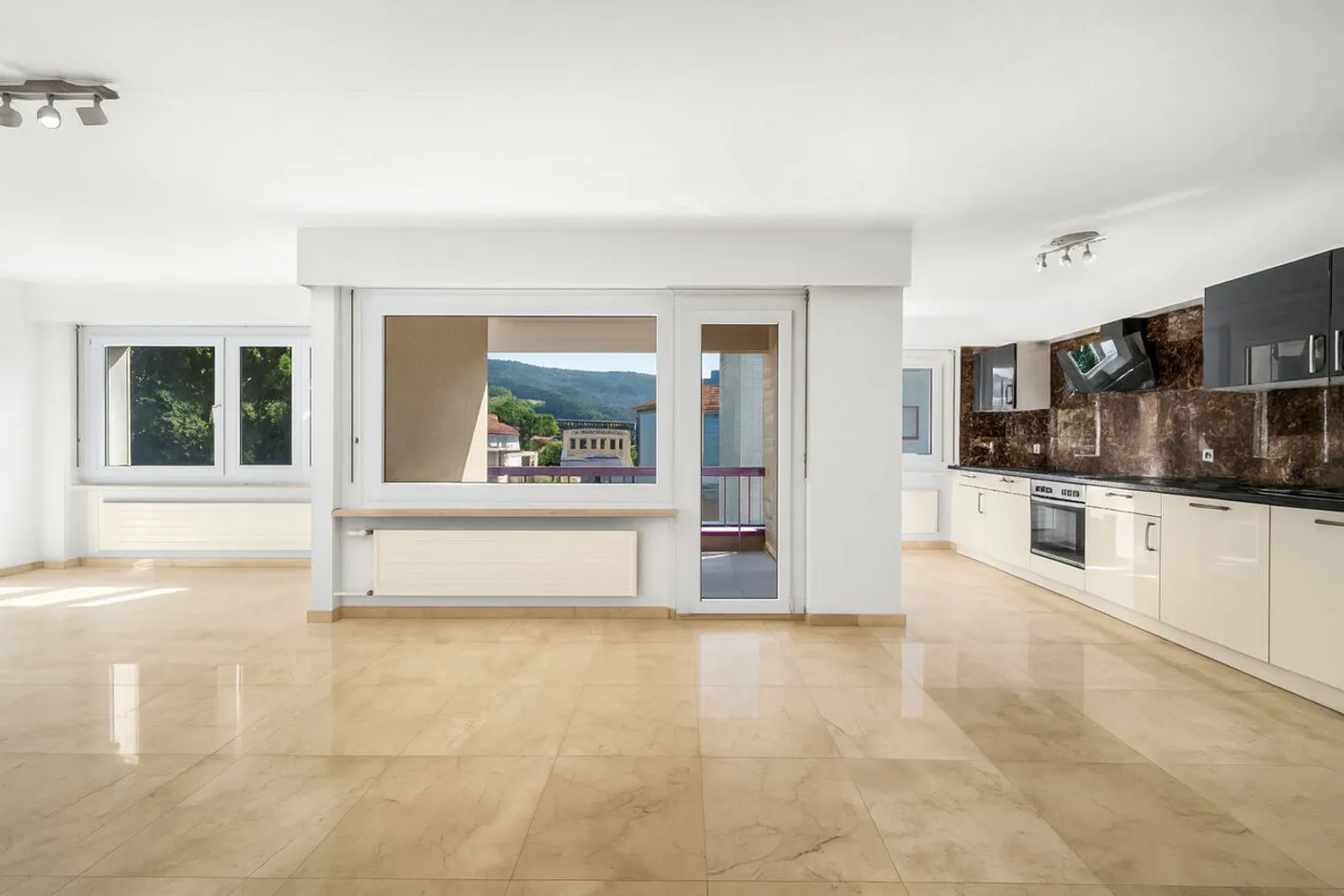 Appartamento di 4,5 stanze con balcone completamente ristrutturato. - Foto 3 di 10