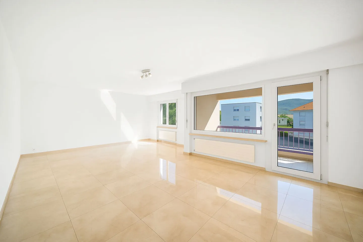 Appartamento di 4,5 stanze con balcone completamente ristrutturato. - Foto 4 di 10