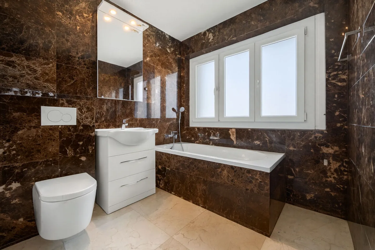 Appartamento di 4,5 stanze con balcone completamente ristrutturato. - Foto 8 di 10