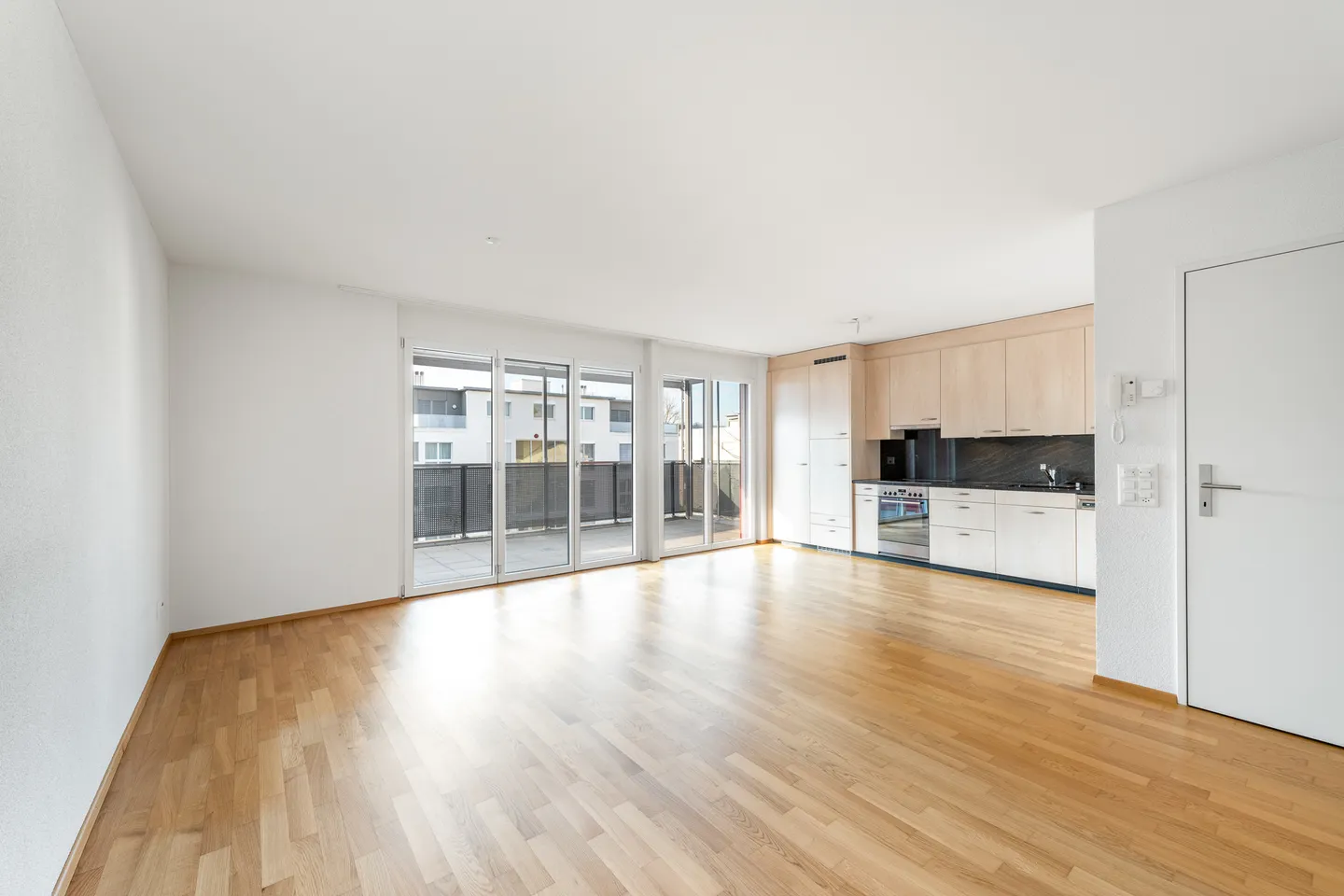 Luminoso appartamento di 3,5 stanze con due balconi e ottima distribuzione degli spazi - Foto 2 di 12