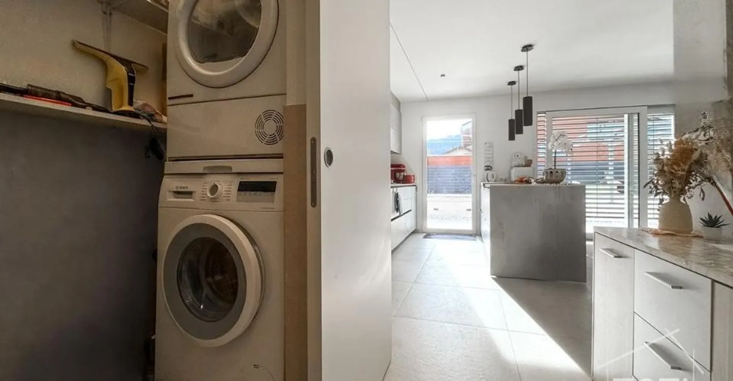 Collombey-Muraz : villa divisée en 2 logements avec piscine et terrasses - Foto 3 di 11