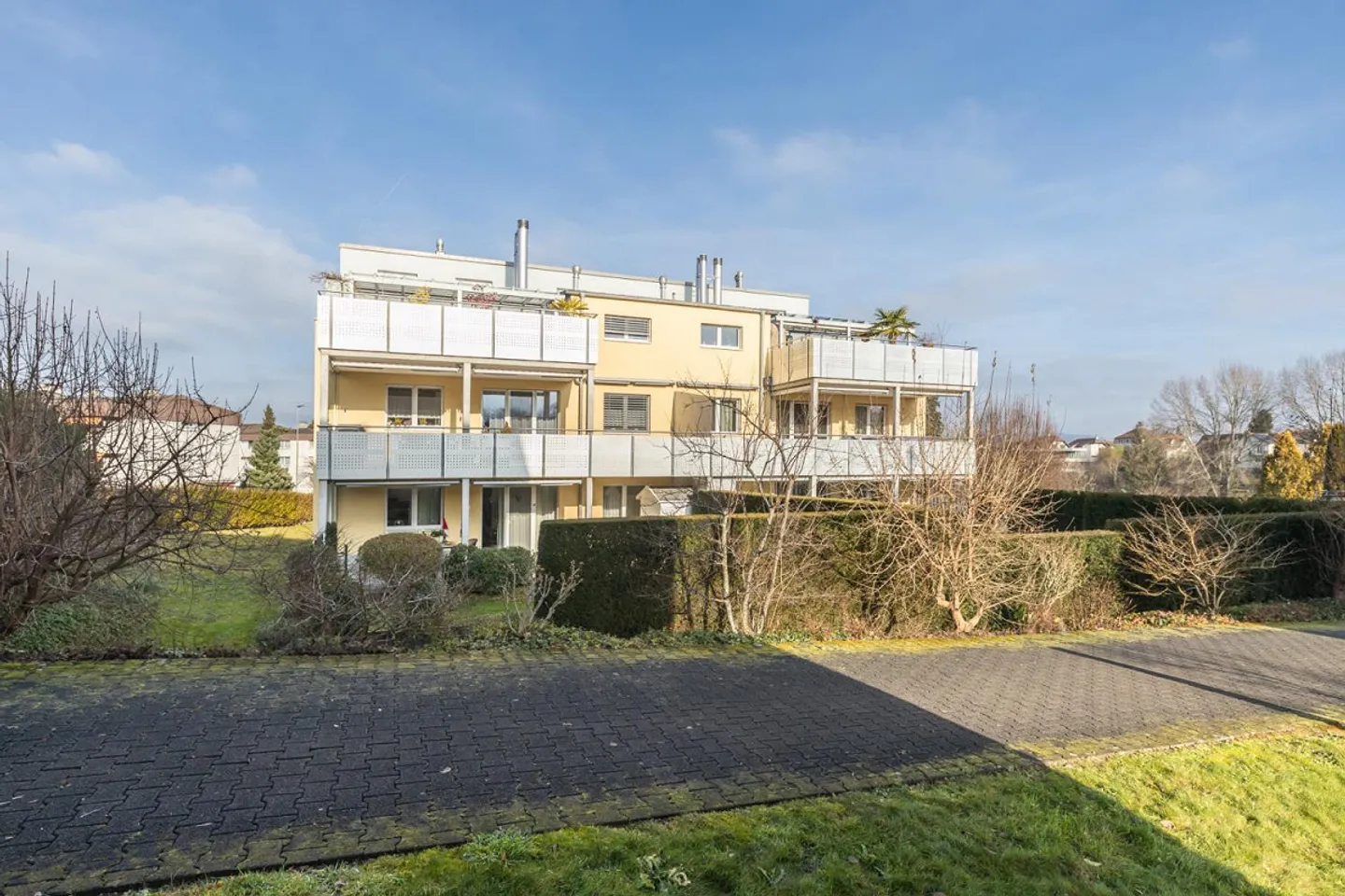 Condominium moderne dans un emplacement ensoleillé - Photo 1 sur 9