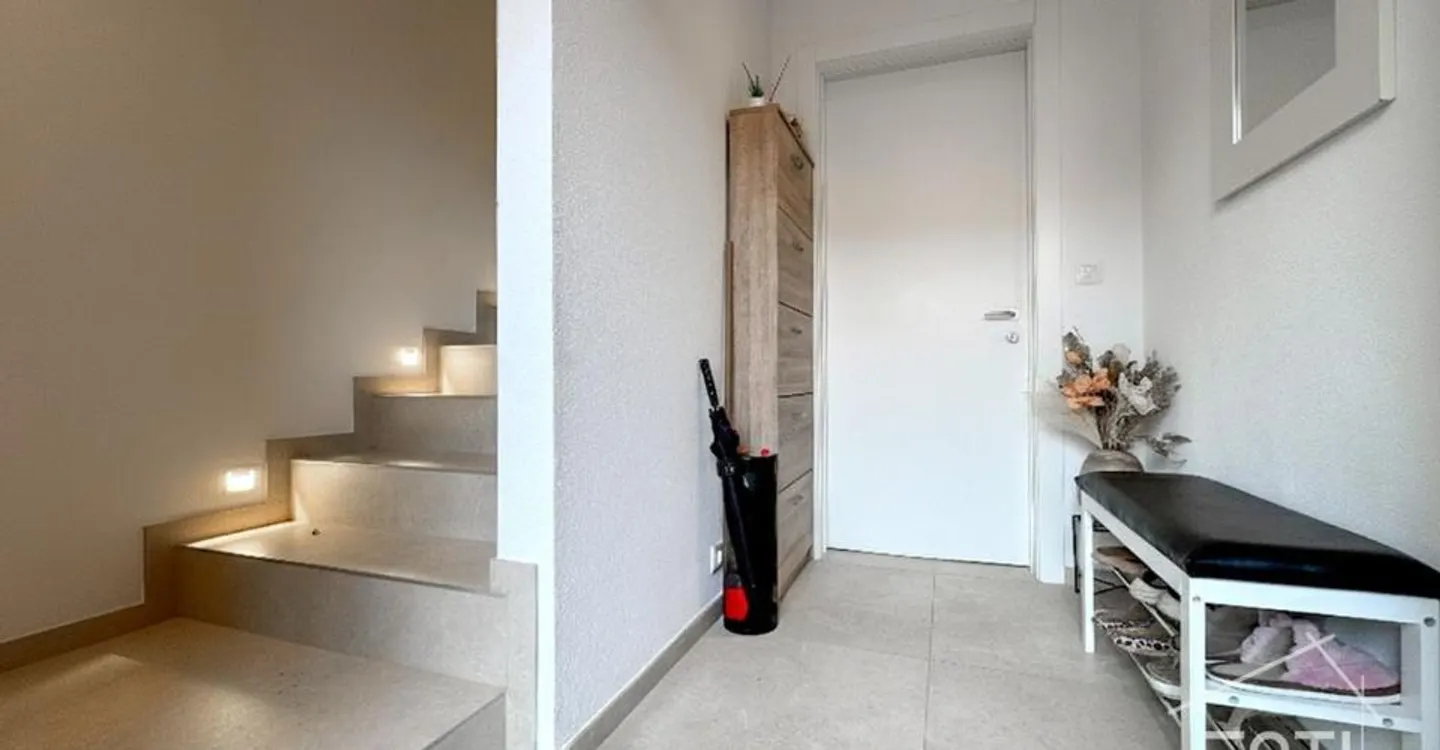 Collombey-Muraz : villa divisée en 2 logements avec piscine et terrasses - Foto 5 di 11