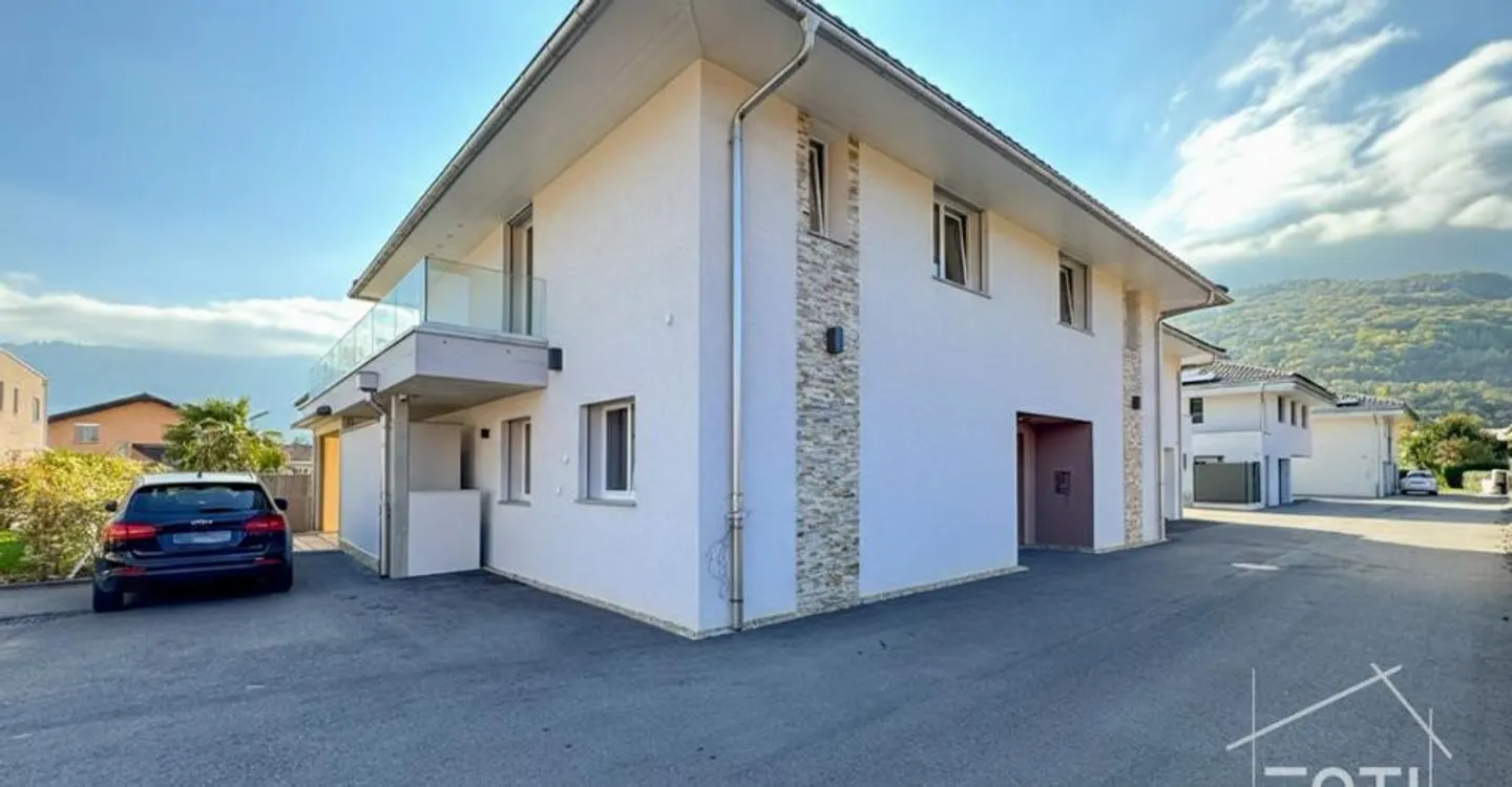 Collombey-Muraz : villa divisée en 2 logements avec piscine et terrasses - Foto 8 di 11