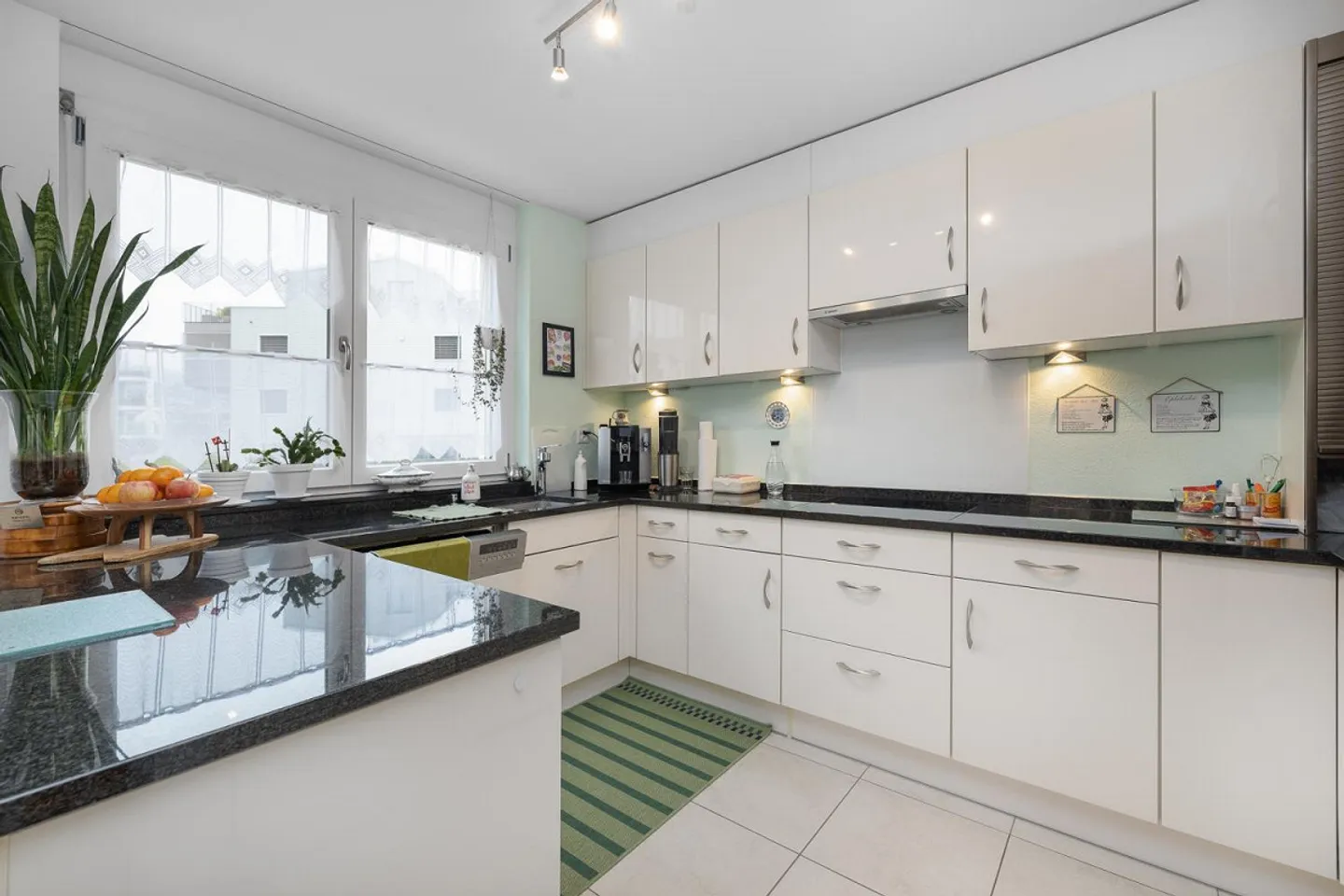 Condominium moderne dans un emplacement ensoleillé - Photo 3 sur 9