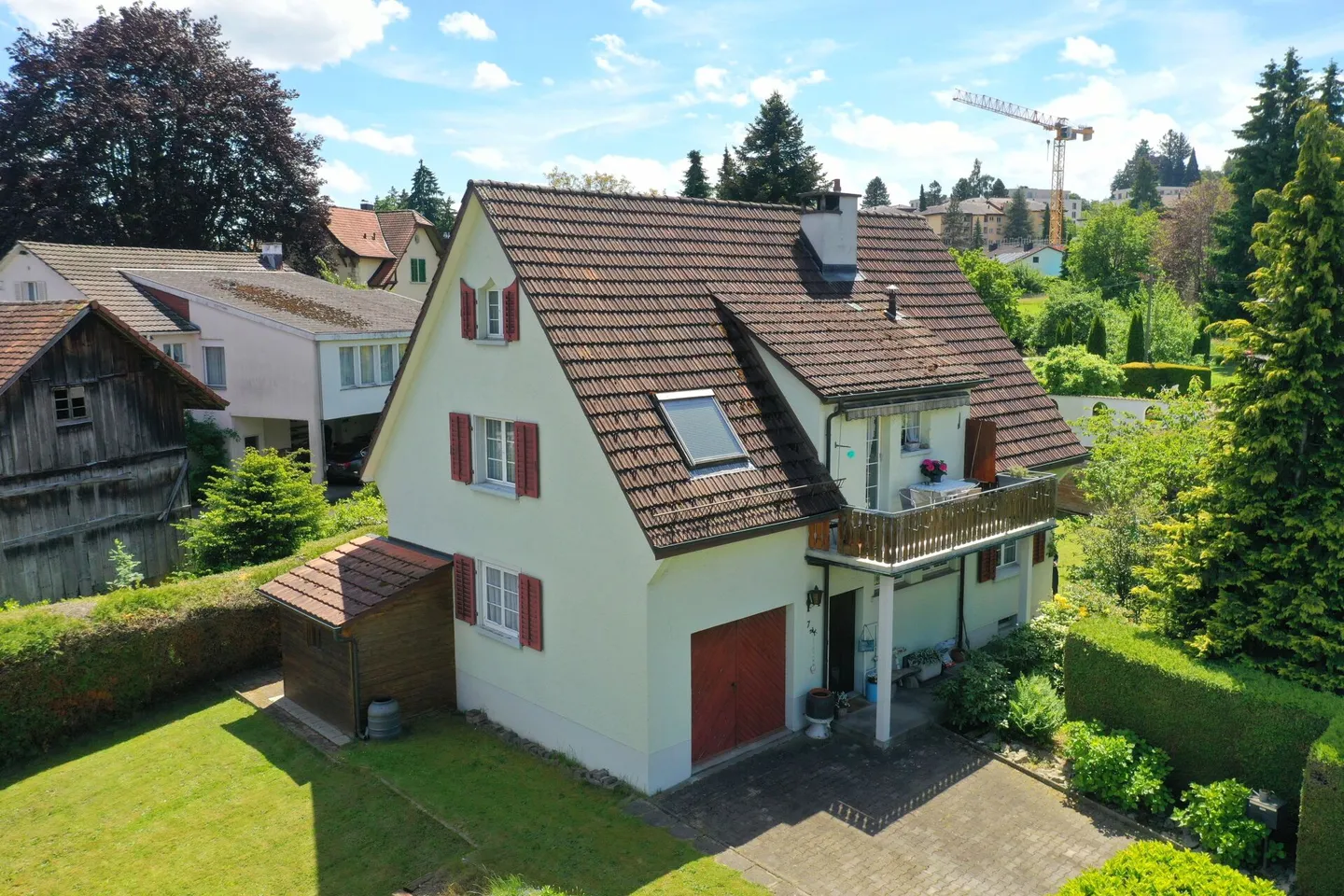 Freistehendes Einfamilienhaus mit grosszügigem Garten an zentraler Lage - Foto 1 von 10