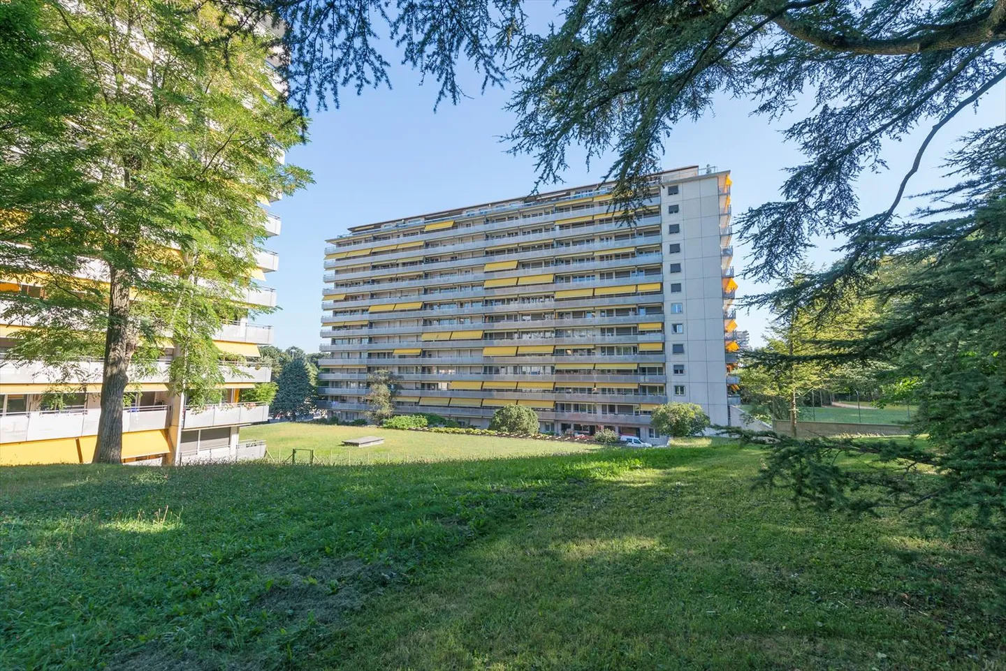 Place moto au coeur des Eaux-Vives - Photo 1 sur 2