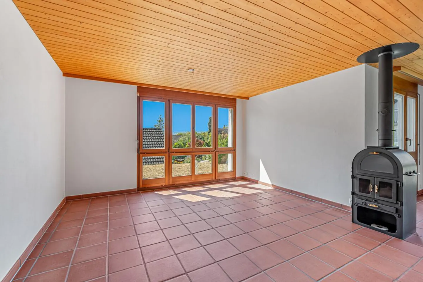 Casa unifamiliare appena ristrutturata con molto spazio esterno e garage - Foto 2 di 25