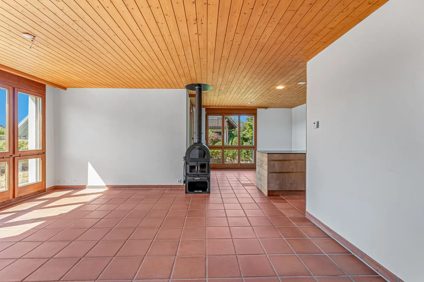 Casa unifamiliare appena ristrutturata con molto spazio esterno e garage - Foto 3 di 25