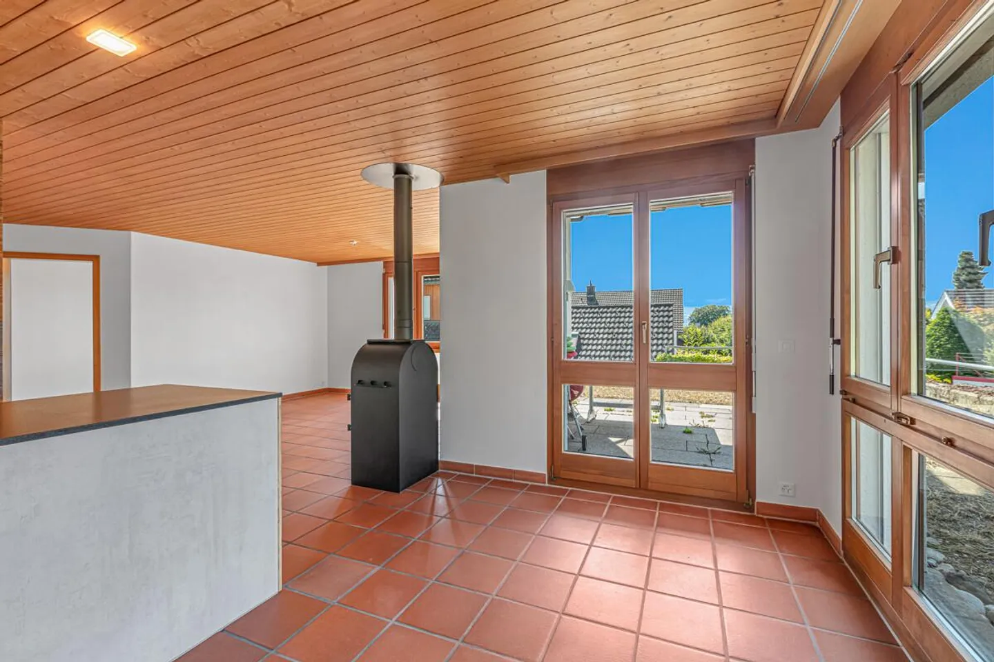 Casa unifamiliare appena ristrutturata con molto spazio esterno e garage - Foto 4 di 25