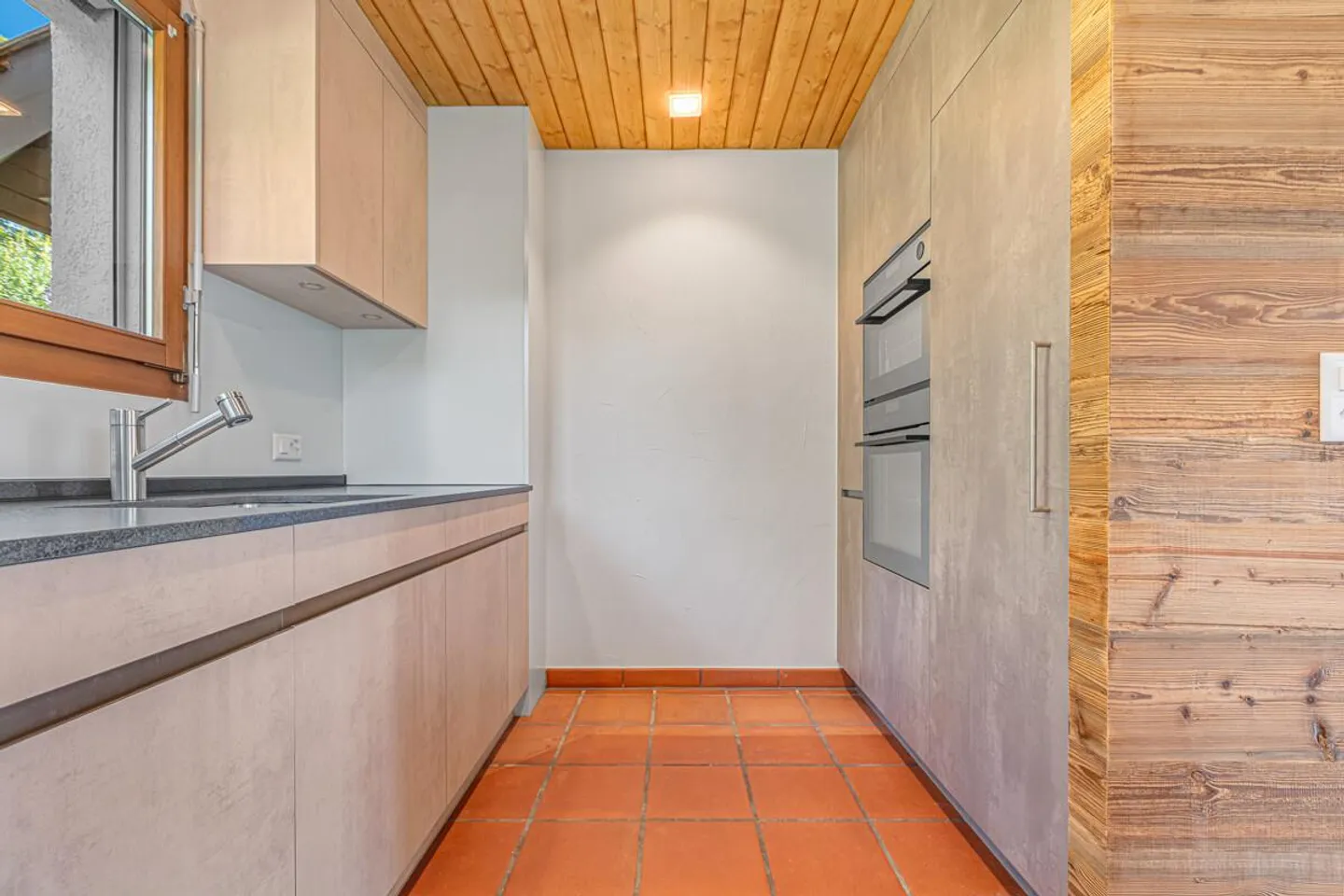 Casa unifamiliare appena ristrutturata con molto spazio esterno e garage - Foto 7 di 25