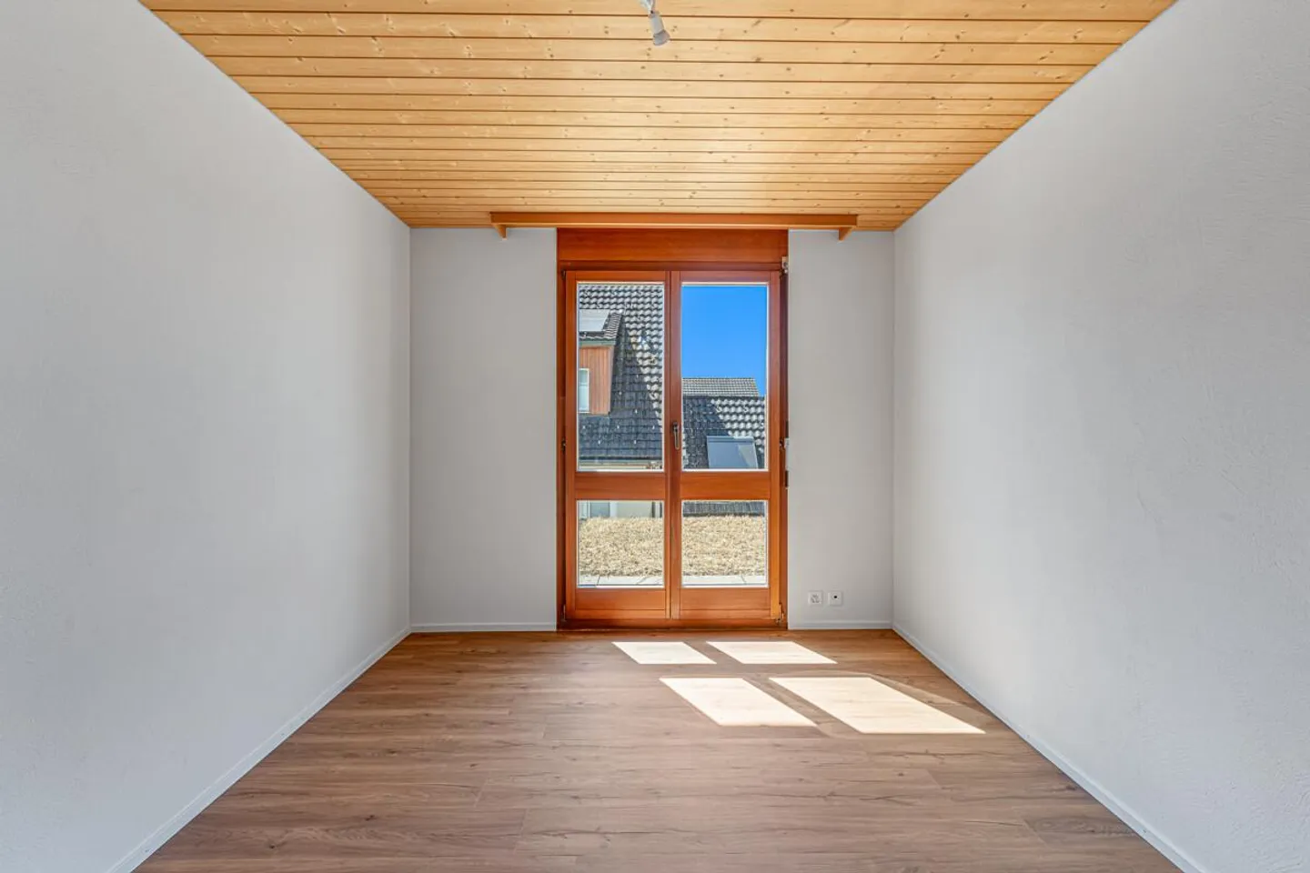 Casa unifamiliare appena ristrutturata con molto spazio esterno e garage - Foto 8 di 25