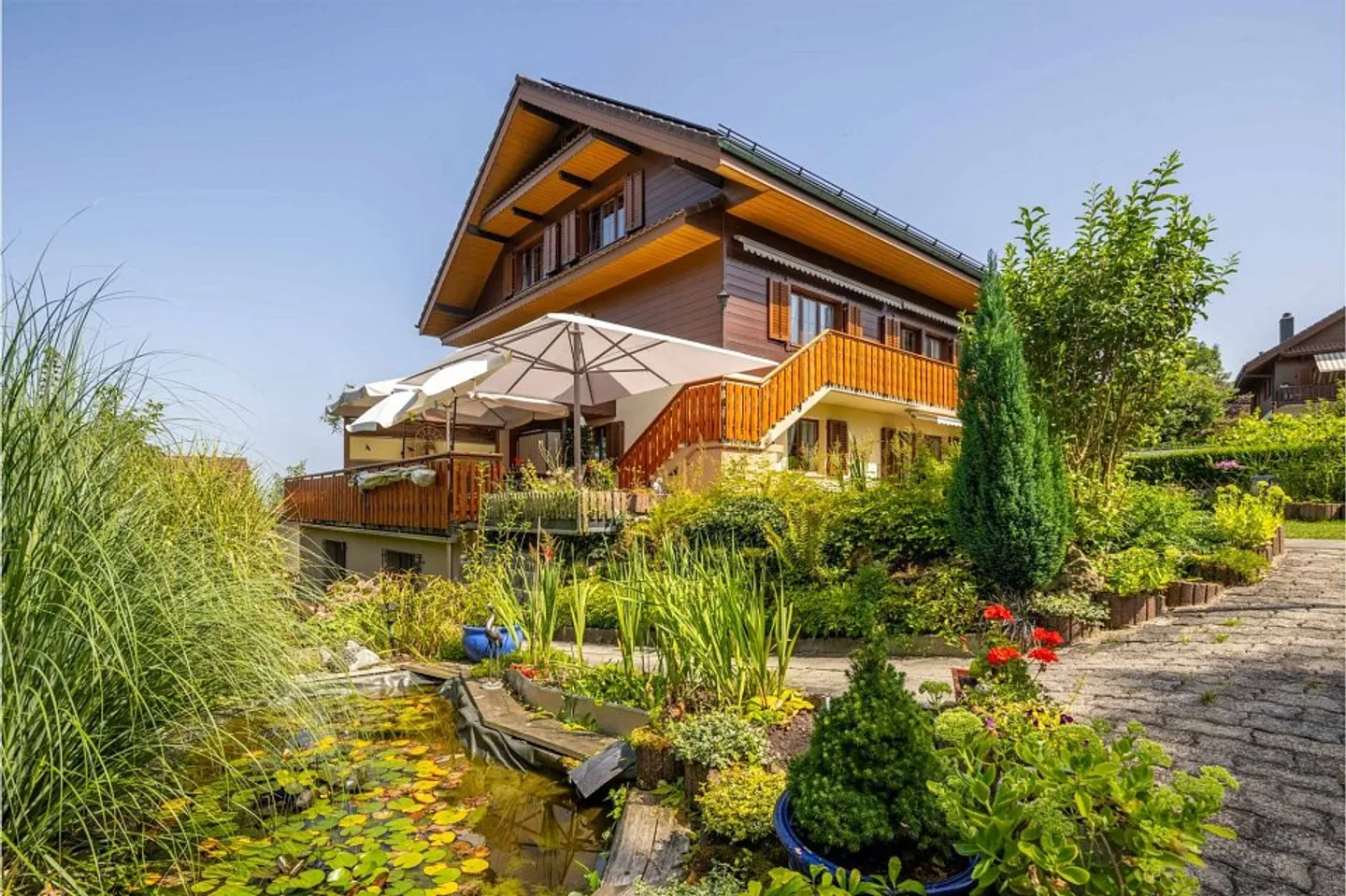 Unique 7.5-room single-family house in chalet style with two separate apartments in Rotkreuz - Photo 1 of 6