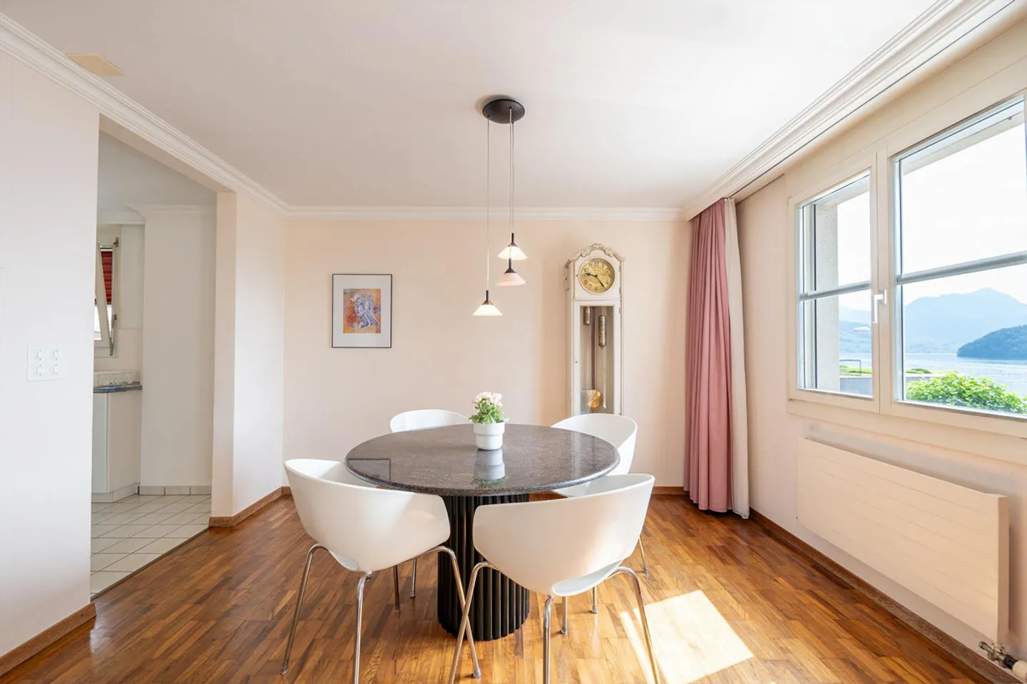 Central location, hardly better: 4.5-room apartment with balcony - Photo 2 of 3